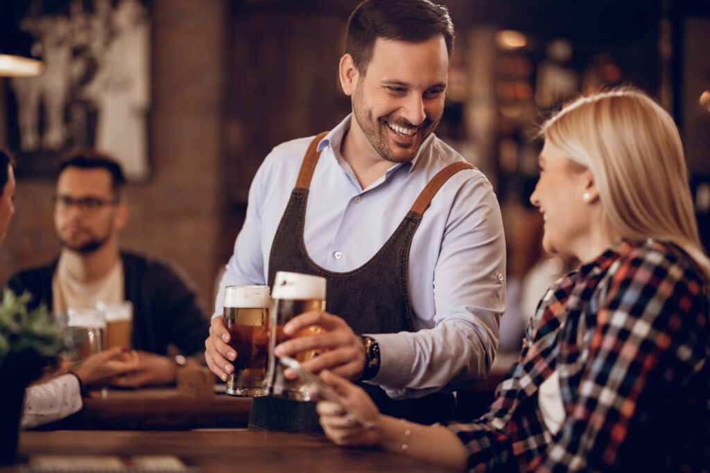 junge menschen mit smartphone