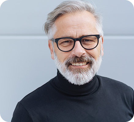 Älterer Mann mit Brille — Zielgruppe Augenzentrum München